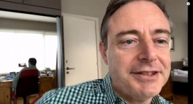 FOTO/VIDEO: Reacția unui politician după ce a fost surprins în chiloți în timpul unui interviu: Cum puteți să știți acest lucru?